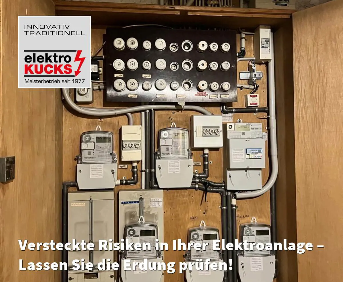 Alter Zählerschrank mit Holztüren, ein Hinweis auf veraltete Technik