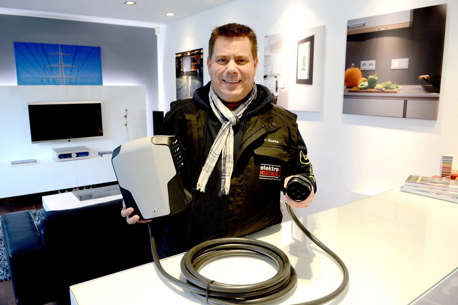 Frank Kucks bei der Montage einer Wallbox